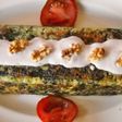 Pastel de espinacas con salsa de nueces