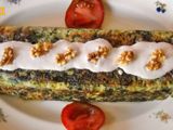 Pastel de espinacas con salsa de nueces