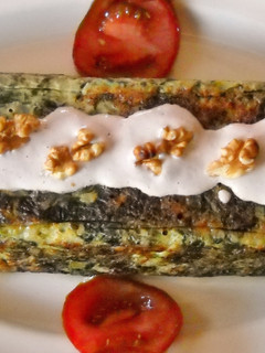 Una foto de Pastel de espinacas con salsa de nueces