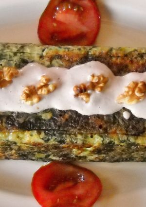 Una foto de Pastel de espinacas con salsa de nueces