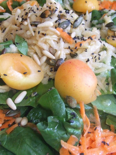 Una foto de Ensalada de espinacas tiernas con manzana, albaricoques y semillas