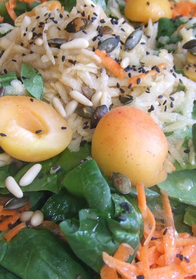 Una foto de Ensalada de espinacas tiernas con manzana, albaricoques y semillas