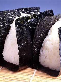 Una foto de Onigiri de atún seco
