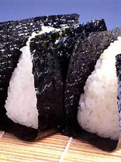Una foto de Onigiri de atún seco