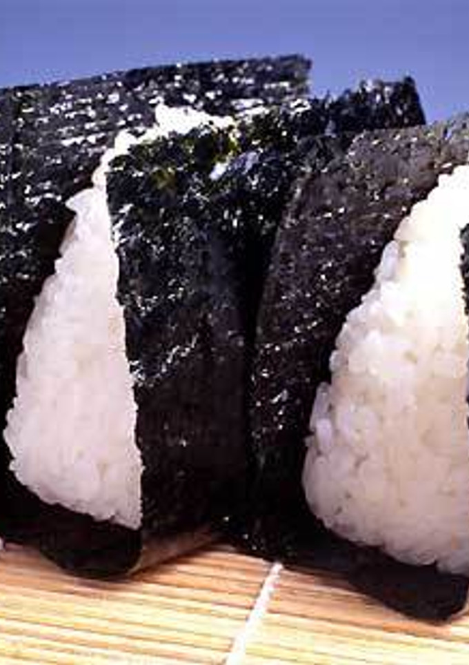 Una foto de Onigiri de atún seco