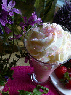 Una foto de Batido de fresa y plátano con virutas de caramelo rosa