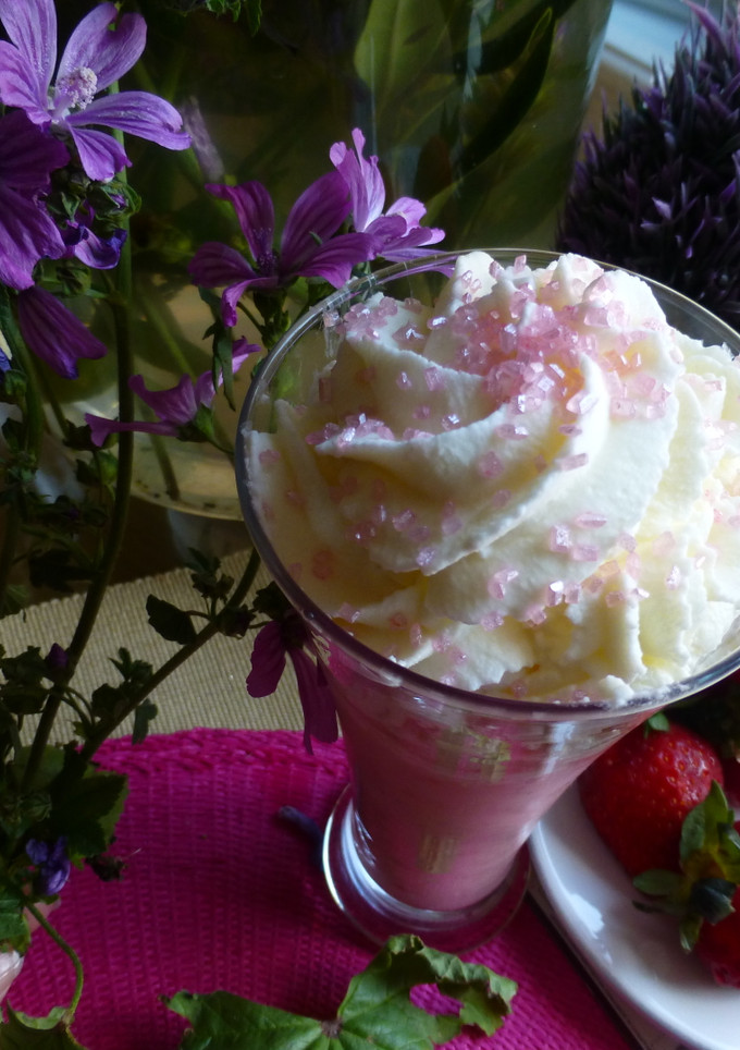 Una foto de Batido de fresa y plátano con virutas de caramelo rosa