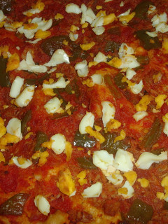 Una foto de Coca salada de tomate atún y huevo