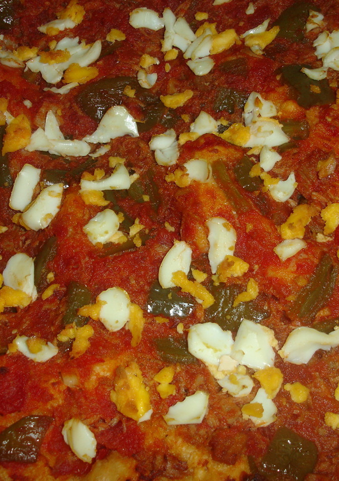 Una foto de Coca salada de tomate atún y huevo