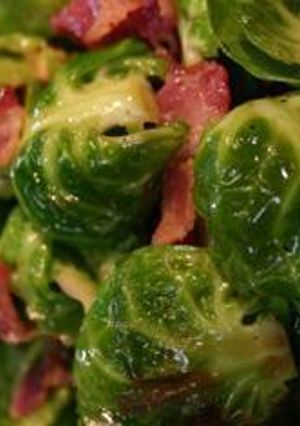 Una foto de Coles de bruselas con salsa de jamón y castañas