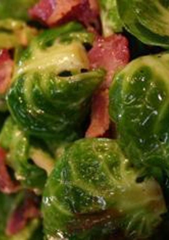 Una foto de Coles de bruselas con salsa de jamón y castañas