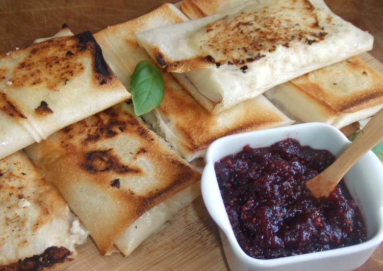 Crujientes rellenos de queso y nueces