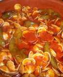 Almejas con pimientos italianos en salsa