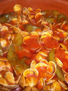 Una foto de Almejas con pimientos italianos en salsa