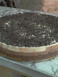 Una foto de Tarta de tres chocolates
