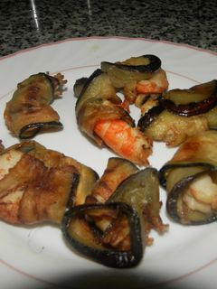 Una foto de Langostinos envueltos en berenjena