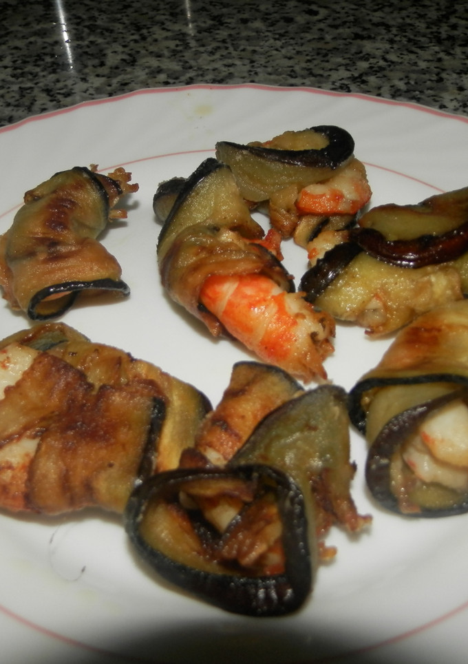 Una foto de Langostinos envueltos en berenjena