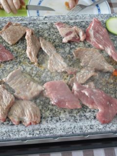 Una foto de Presa ibérica a la piedra con verduras