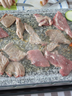 Una foto de Presa ibérica a la piedra con verduras