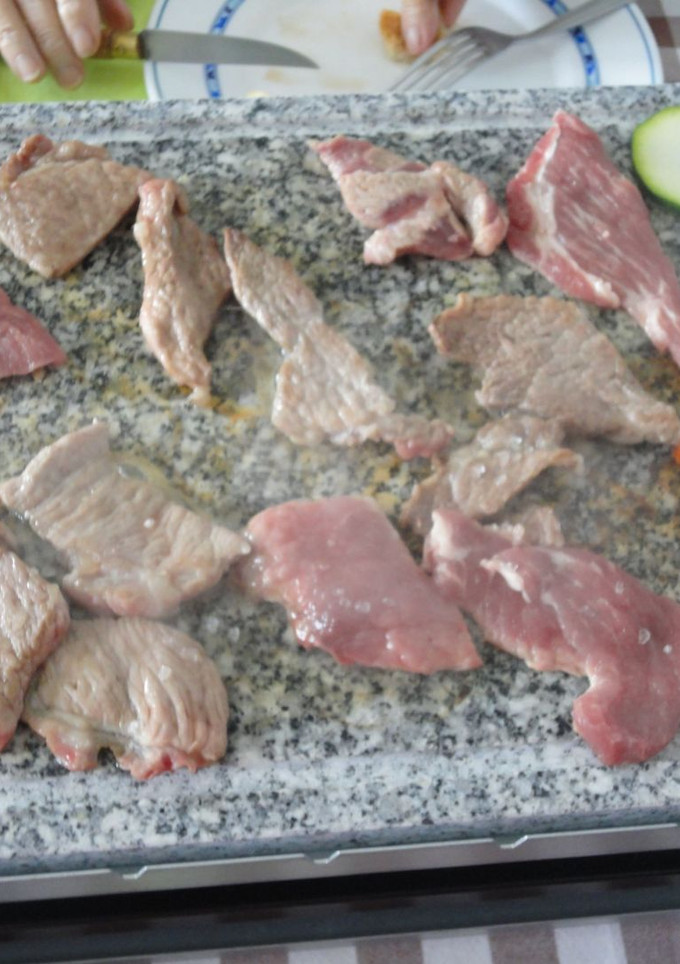 Una foto de Presa ibérica a la piedra con verduras