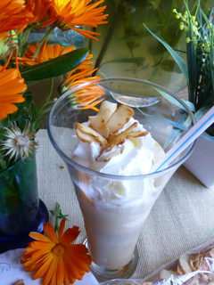 Una foto de Batido de café con nata y coco caramelizado