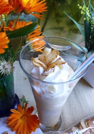 Una foto de Batido de café con nata y coco caramelizado