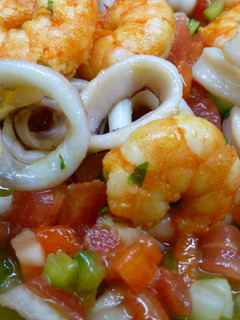 Una foto de Ensalada de calamares y langostinos