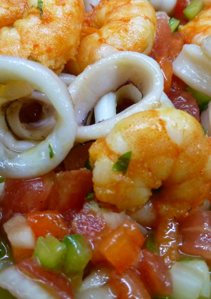 Una foto de Ensalada de calamares y langostinos