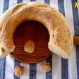 Rosca de pan integral en cazuela horno