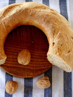 Una foto de Rosca de pan integral en cazuela horno