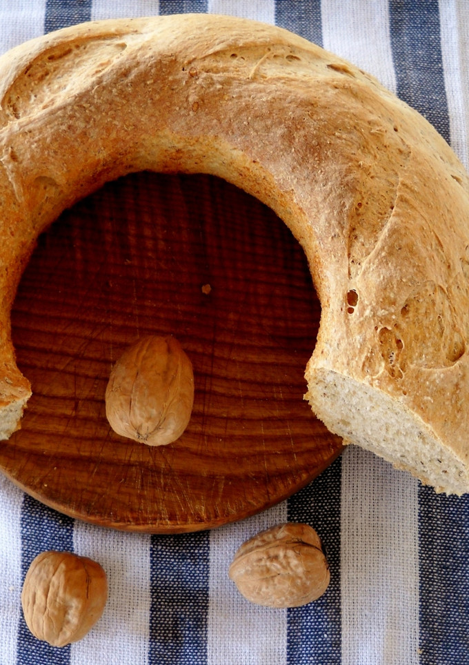 Una foto de Rosca de pan integral en cazuela horno