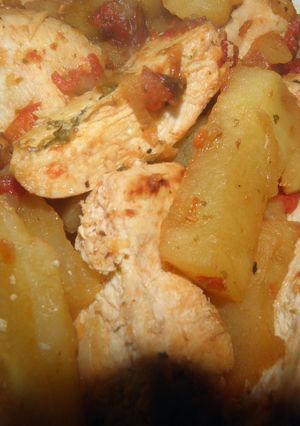 Una foto de Pechugas, papas y tomates horneados