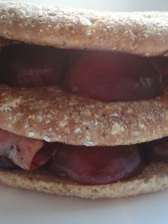 Una foto de Sándwich doble de bacon y uvas