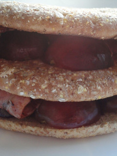 Una foto de Sándwich doble de bacon y uvas