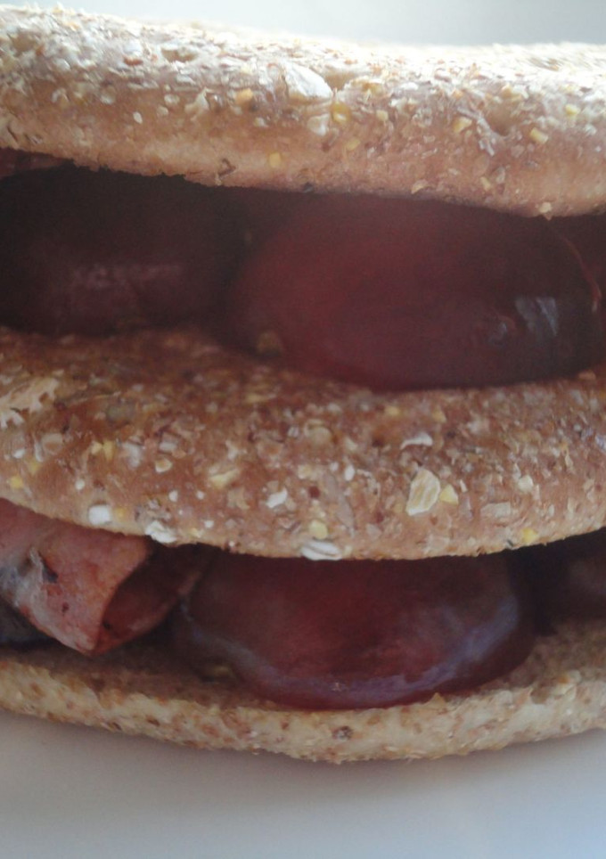 Una foto de Sándwich doble de bacon y uvas