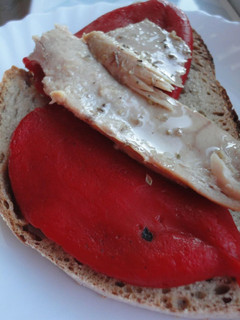 Una foto de Tosta de ventresca y piquillos