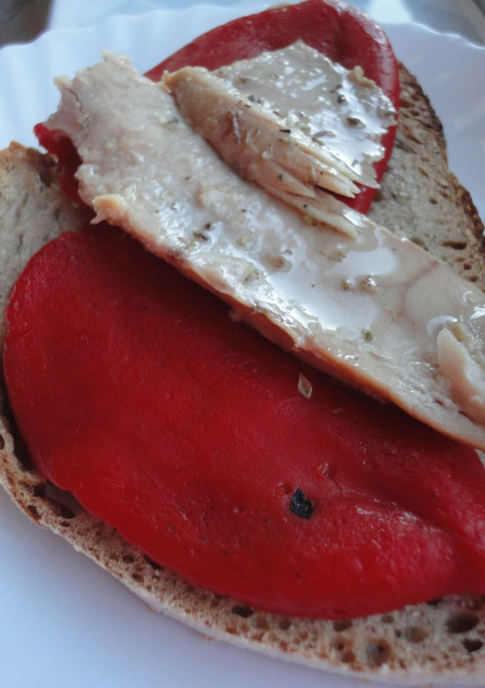 Una foto de Tosta de ventresca y piquillos