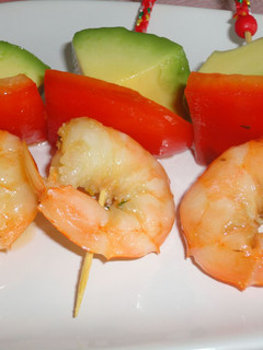 Una foto de Brochetas de langostino marinado