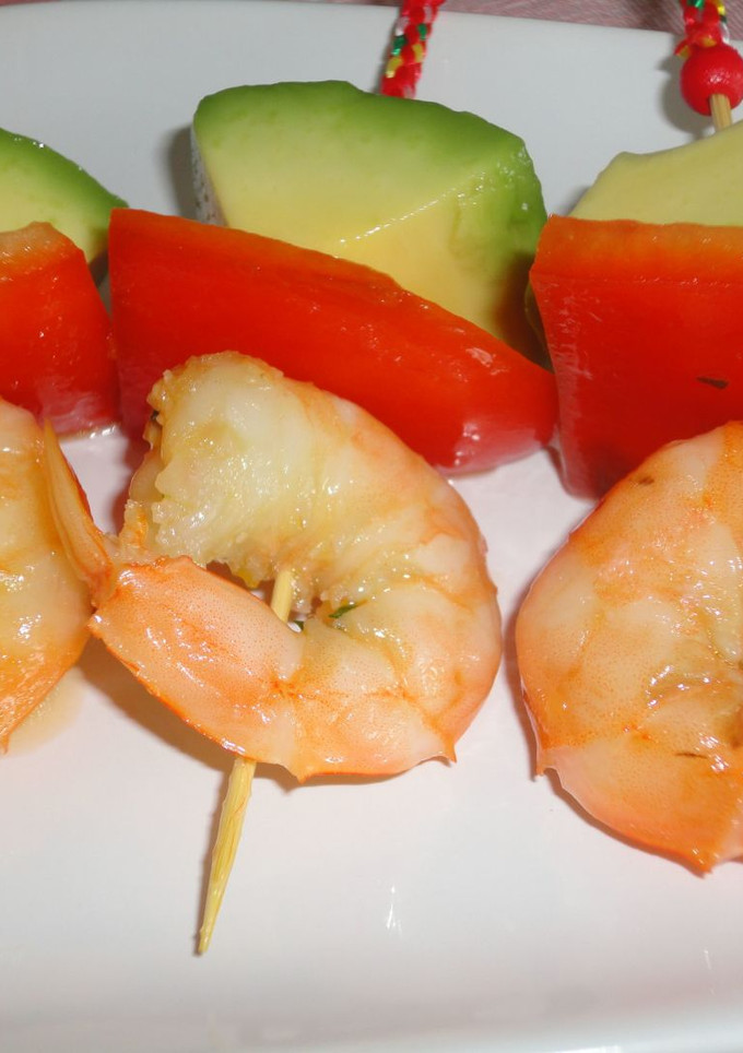 Una foto de Brochetas de langostino marinado