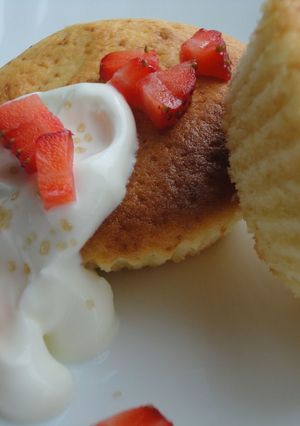 Una foto de Magdalenas de yogur griego y limón