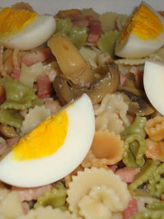 Una foto de Ensalada de pasta con salteado de bacon y champiñones