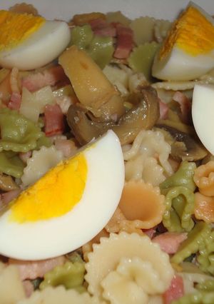 Una foto de Ensalada de pasta con salteado de bacon y champiñones