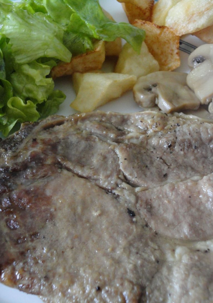 Una foto de Chuletas de aguja al horno con champiñones