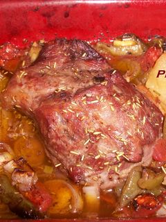 Una foto de Carrillera de cerdo al horno con verduras al vino tinto