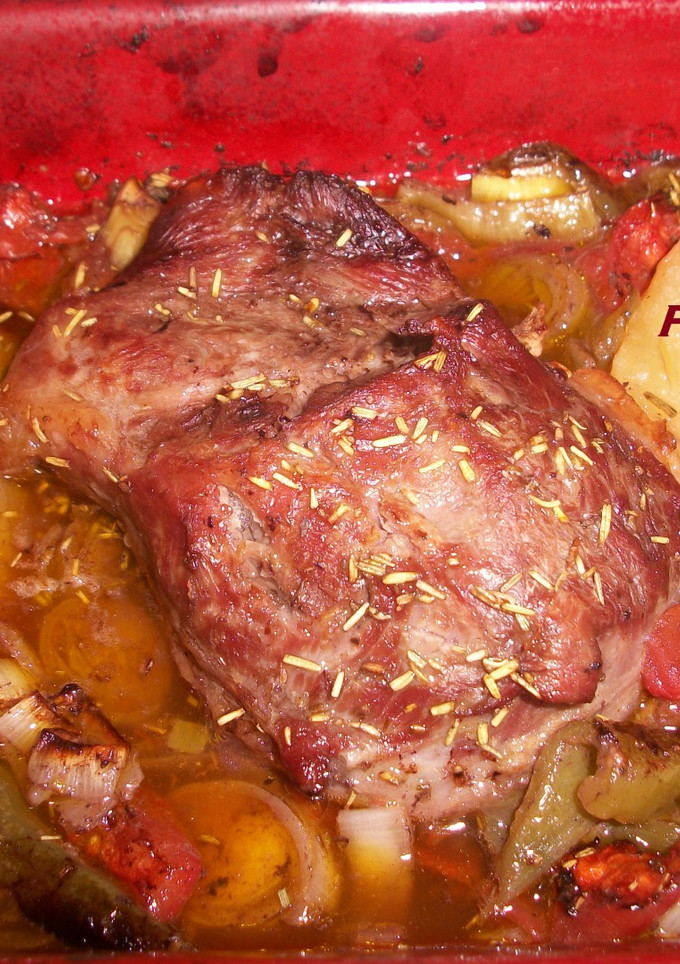 Una foto de Carrillera de cerdo al horno con verduras al vino tinto
