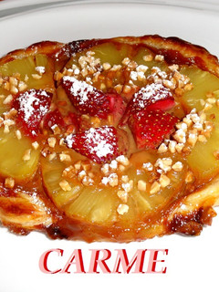 Una foto de Tarta de piña y fresas con dulce de leche