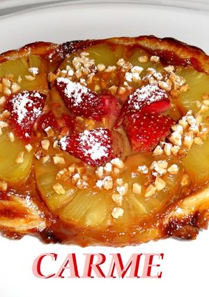 Una foto de Tarta de piña y fresas con dulce de leche