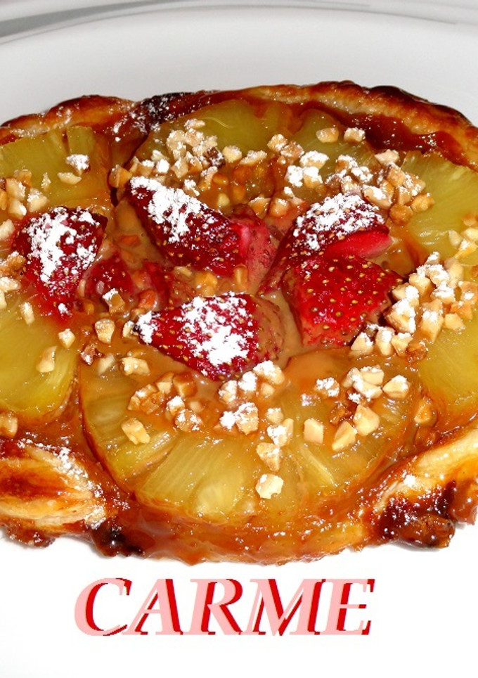 Una foto de Tarta de piña y fresas con dulce de leche