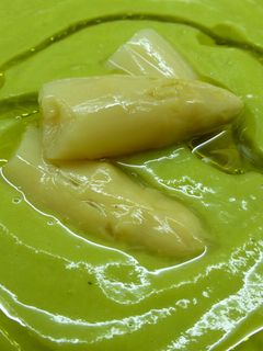 Una foto de Crema de guisantes y puntas de espárragos