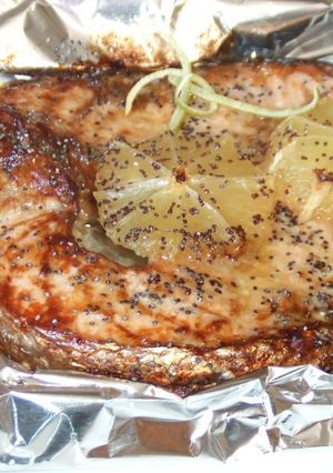 Una foto de Salmón fresco macerado en papillote abierto